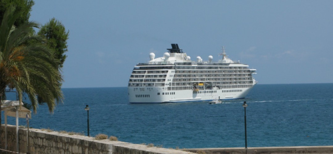 El crucero temático  “Black Watch”, con 743 pasajeros, visita Peñíscola