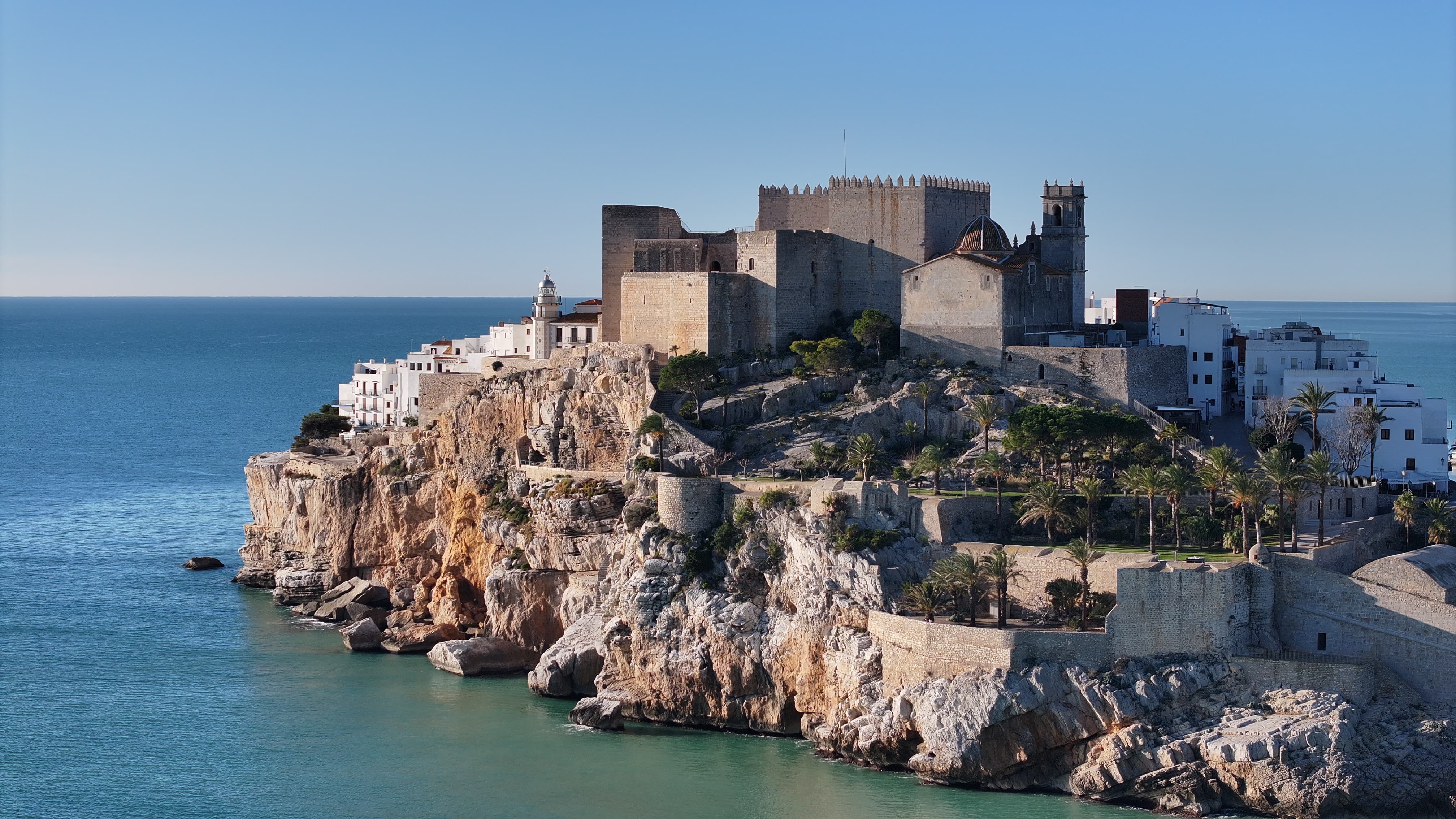 Castillo de Peñíscola sobre los acantilados con vistas al mar Mediterráneo, monumento histórico cerca de Hoteles Mediterráneo Peñíscola