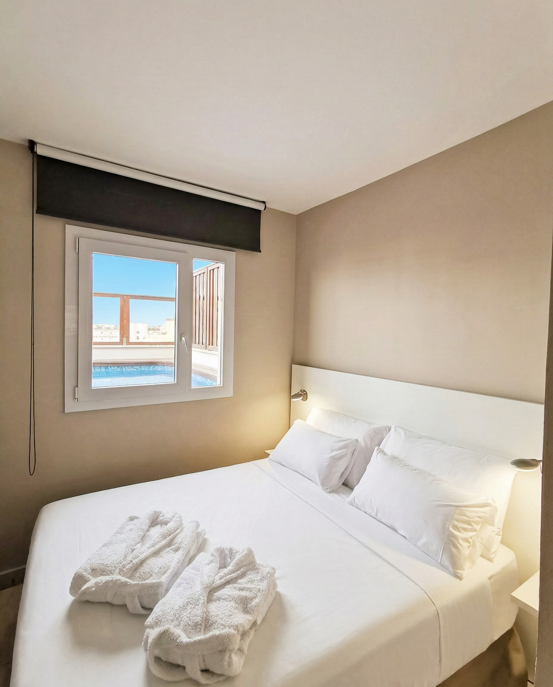 Habitación doble del apartamento ático del Aparthotel Acualandia Peñíscola con piscina privada