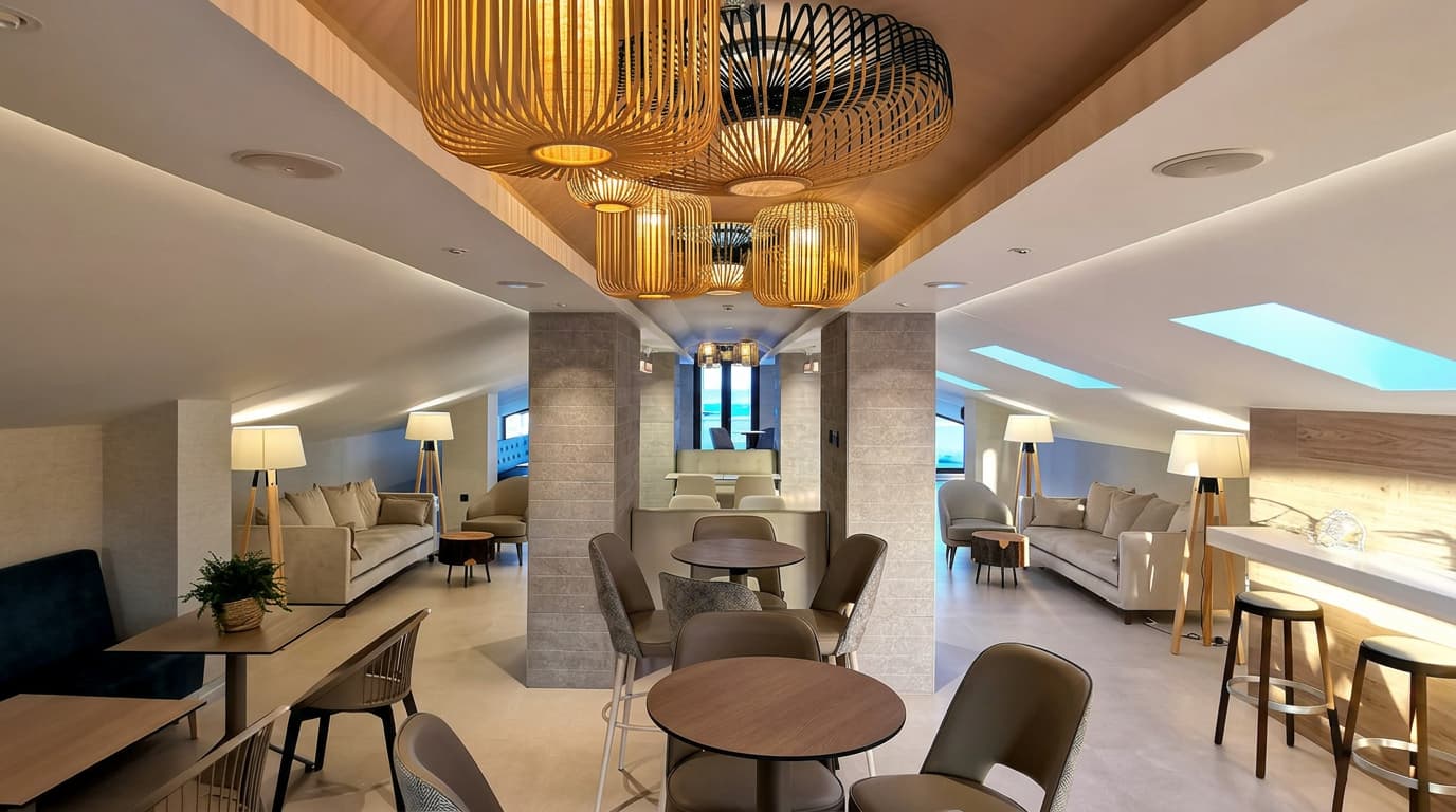 Interior del Rooftop Bar del Hotel Acuazul Peñíscola con lámparas de diseño y vistas al mar