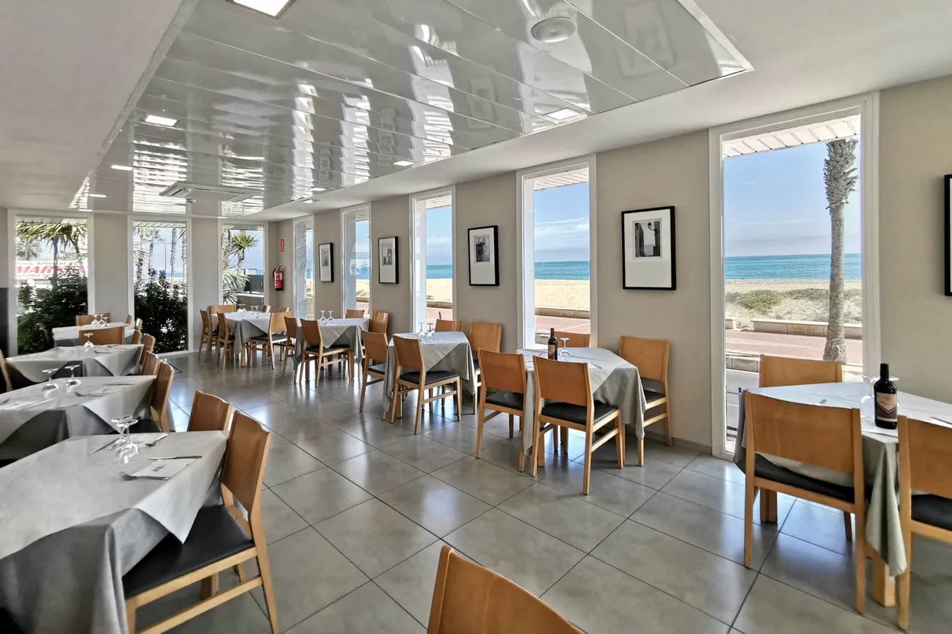 Restaurante familiar del Hotel Acuazul Peñíscola con vistas a la piscina y la playa